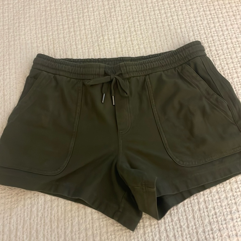 Athleta Farallon Shorts Medium Cypress Green